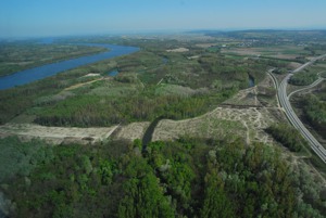 Auf diesem Foto ist die Blickrichtung von West nach Ost. Am rechten Rand verläuft die S33 (die winzigen Punkte sind Autos), das dunkelgrüne Wasserband in der Mitte der Aufnahme ist das so genannte Marktwasser