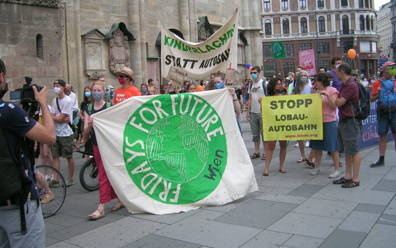 Fridays for Future demonstriert am Stephansplatz für umweltfreundlilche Mobilität