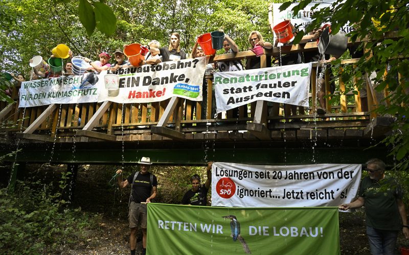 Aktion für mehr Wasser in die Lobau von Lobaubleibt!