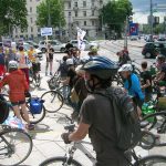 Vor dem Verkehrsministerium erwartet uns die Attac Senioren Gruppe und unerwartet eine
Ausdrucks Tanzperformance von Mitgliedern der Vimprodaco - Vienna improvisations dance
company Vor dem Verkehrsministerium erwartet uns die Attac Senioren Gruppe und unerwartet eine Ausdrucks Tanzperformance von Mitgliedern der Vimprodaco - Vienna improvisations dance company