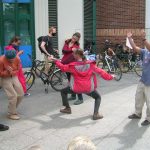 Vor dem Verkehrsministerium erwartet uns die Attac Senioren Gruppe und unerwartet eine
Ausdrucks Tanzperformance von Mitgliedern der Vimprodaco - Vienna improvisations dance
company Vor dem Verkehrsministerium erwartet uns die Attac Senioren Gruppe und unerwartet eine Ausdrucks Tanzperformance von Mitgliedern der Vimprodaco - Vienna improvisations dance company