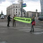 Einige AktivistInnen nutzen die Ampelgrünphasen für die Fußgänger vor dem Verkehrsministerium
um vor den wartenden Autos unser Klimaschutz jetzt! Banner zu präsentieren. Einige AktivistInnen nutzen die Ampelgrünphasen für die Fußgänger vor dem Verkehrsministerium um vor den wartenden Autos unser Klimaschutz jetzt! Banner zu präsentieren.