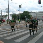 Performance von System Change Not Climate Change auf dem Schwarzenbergplatz
RadfahrerInnen werden von den Dinosauriern der Autolobby und symbolischen Autos von IV
(Industriellenvereinigunbg), ÖAMTC und WKÖ behindert, die mit grünem Mascherl um gebunden
für die Rettung der Autolobby demonstrieren. Nach Sprechchören der RadfahrerInnen verlieren sie
ihre grünen Behübschungen und müssen den RadfahrerInnen Platz machen. Performance von System Change Not Climate Change auf dem Schwarzenbergplatz RadfahrerInnen werden von den Dinosauriern der Autolobby und symbolischen Autos von IV (Industriellenvereinigunbg), ÖAMTC und WKÖ behindert, die mit grünem Mascherl um gebunden für die Rettung der Autolobby demonstrieren. Nach Sprechchören der RadfahrerInnen verlieren sie ihre grünen Behübschungen und müssen den RadfahrerInnen Platz machen.