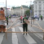 Performance von System Change Not Climate Change auf dem Schwarzenbergplatz
RadfahrerInnen werden von den Dinosauriern der Autolobby und symbolischen Autos von IV
(Industriellenvereinigunbg), ÖAMTC und WKÖ behindert, die mit grünem Mascherl um gebunden
für die Rettung der Autolobby demonstrieren. Nach Sprechchören der RadfahrerInnen verlieren sie
ihre grünen Behübschungen und müssen den RadfahrerInnen Platz machen. Performance von System Change Not Climate Change auf dem Schwarzenbergplatz RadfahrerInnen werden von den Dinosauriern der Autolobby und symbolischen Autos von IV (Industriellenvereinigunbg), ÖAMTC und WKÖ behindert, die mit grünem Mascherl um gebunden für die Rettung der Autolobby demonstrieren. Nach Sprechchören der RadfahrerInnen verlieren sie ihre grünen Behübschungen und müssen den RadfahrerInnen Platz machen.
