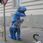 Performance von System Change Not Climate Change auf dem Schwarzenbergplatz
RadfahrerInnen werden von den Dinosauriern der Autolobby und symbolischen Autos von IV
(Industriellenvereinigunbg), ÖAMTC und WKÖ behindert, die mit grünem Mascherl um gebunden
für die Rettung der Autolobby demonstrieren. Nach Sprechchören der RadfahrerInnen verlieren sie
ihre grünen Behübschungen und müssen den RadfahrerInnen Platz machen. Performance von System Change Not Climate Change auf dem Schwarzenbergplatz RadfahrerInnen werden von den Dinosauriern der Autolobby und symbolischen Autos von IV (Industriellenvereinigunbg), ÖAMTC und WKÖ behindert, die mit grünem Mascherl um gebunden für die Rettung der Autolobby demonstrieren. Nach Sprechchören der RadfahrerInnen verlieren sie ihre grünen Behübschungen und müssen den RadfahrerInnen Platz machen.