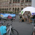 Von Fridays for Future gab es nach der Demo am Rathausplatz Information&
Diskussion mit Katharina Rogenhoger vom Klimavolksbegehren "Wie
Bürger*innen die Politik verändern können" in der coolen European Public
Spare Von Fridays for Future gab es nach der Demo am Rathausplatz Information& Diskussion mit Katharina Rogenhoger vom Klimavolksbegehren "Wie Bürger*innen die Politik verändern können" in der coolen European Public Spare