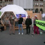 Von Fridays for Future gab es nach der Demo am Rathausplatz Information&
Diskussion mit Katharina Rogenhoger vom Klimavolksbegehren "Wie
Bürger*innen die Politik verändern können" in der coolen European Public
Spare Von Fridays for Future gab es nach der Demo am Rathausplatz Information& Diskussion mit Katharina Rogenhoger vom Klimavolksbegehren "Wie Bürger*innen die Politik verändern können" in der coolen European Public Spare